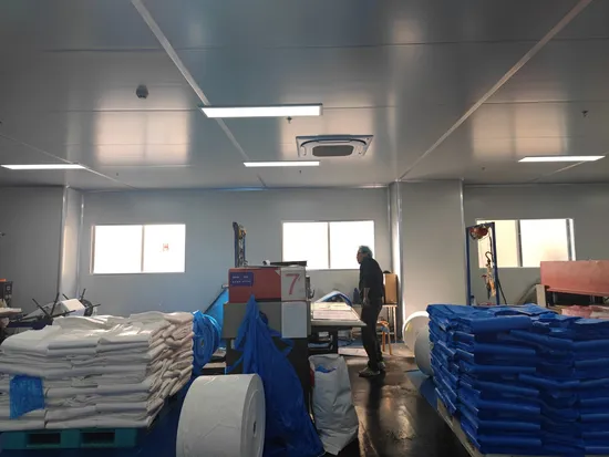 Delantales disponibles plásticos modificados para requisitos particulares de las capas del PE para el peluquero del salón del corte de pelo del peluquero